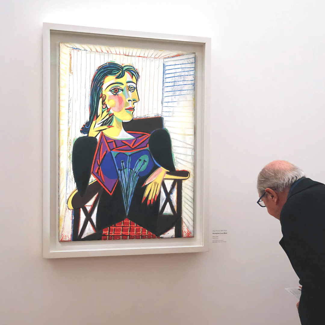 Pikassos Portrait Dora Maar an einer Wand mit Rahmen