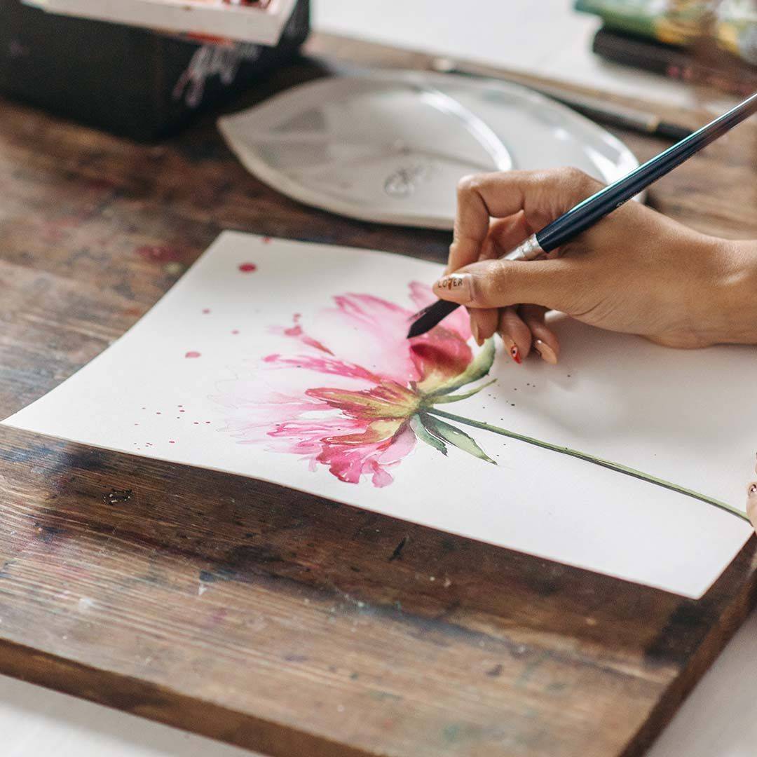 Eine Blume wird mit Nass-in-Nass-Technik gemalt
