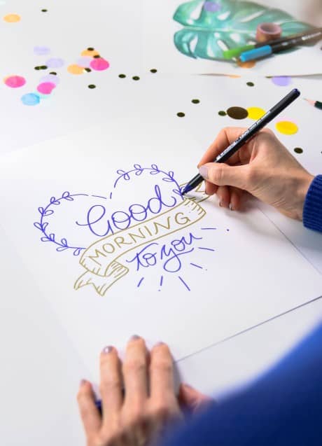 Ein schöner Handlettering-Schriftzug wird auf einem Blatt vorgenommen
