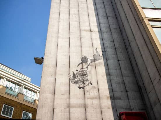 Banksys fallender Einkaufswagen Bild