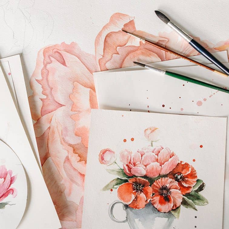 Aquarell Blumen und Pinsel auf einem Tisch