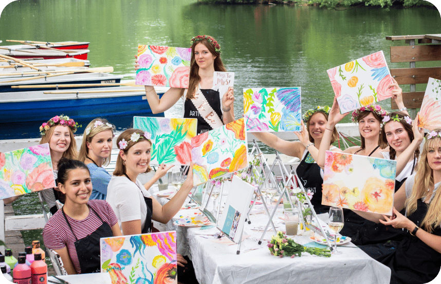 Kartenmacherei x ArtNight Braut, die ihre bevorstehende Hochzeit mit einer Gruppe von Freunden feiert, die ihre ArtNight- Malereien ausstellen