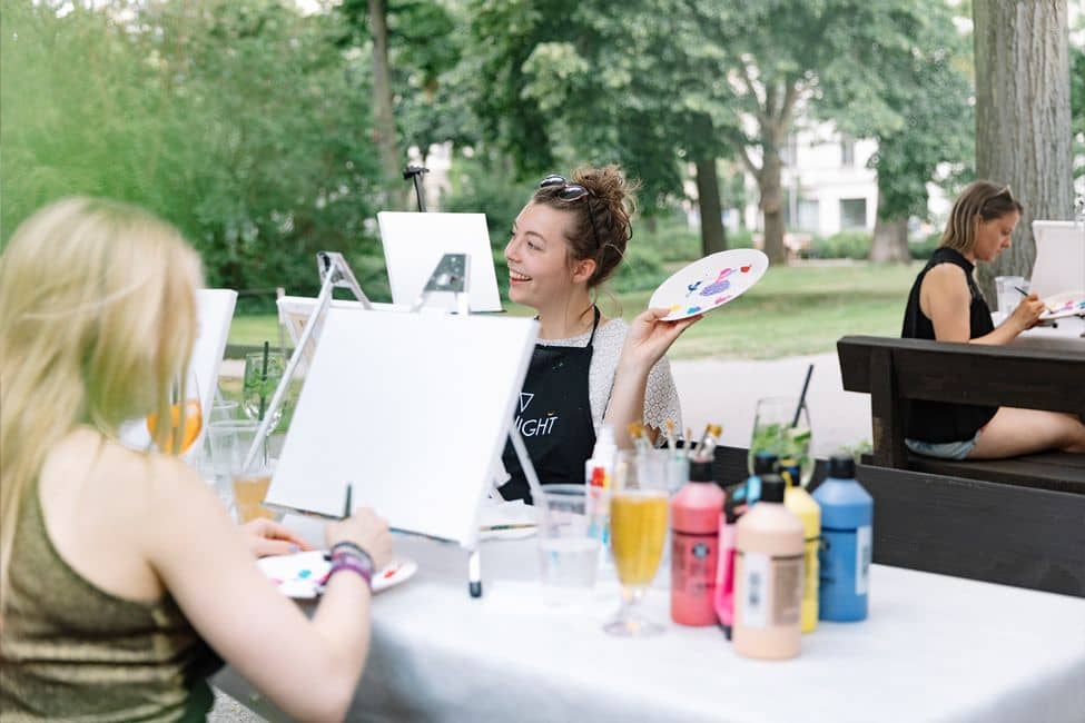 Frauen malen Acrylbilder im Freien