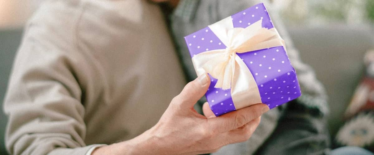 Ein Geschenk wird überreicht