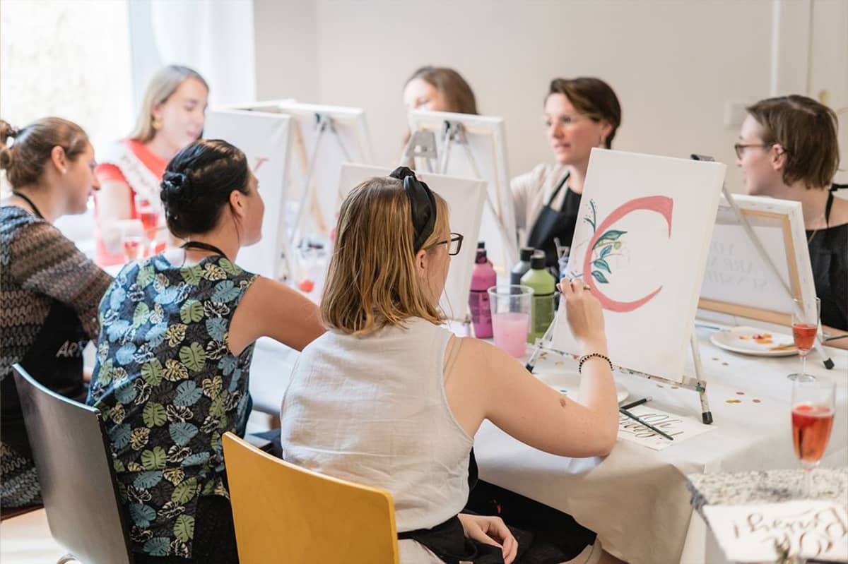 Frauen malen auf einem privaten Event