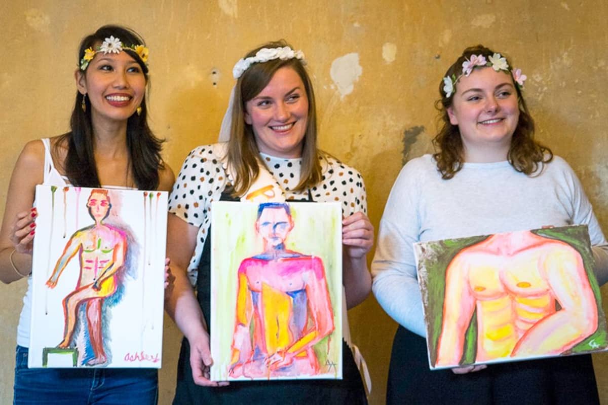 3 Frauen mit Bildern bei einem Junggesellenabschied