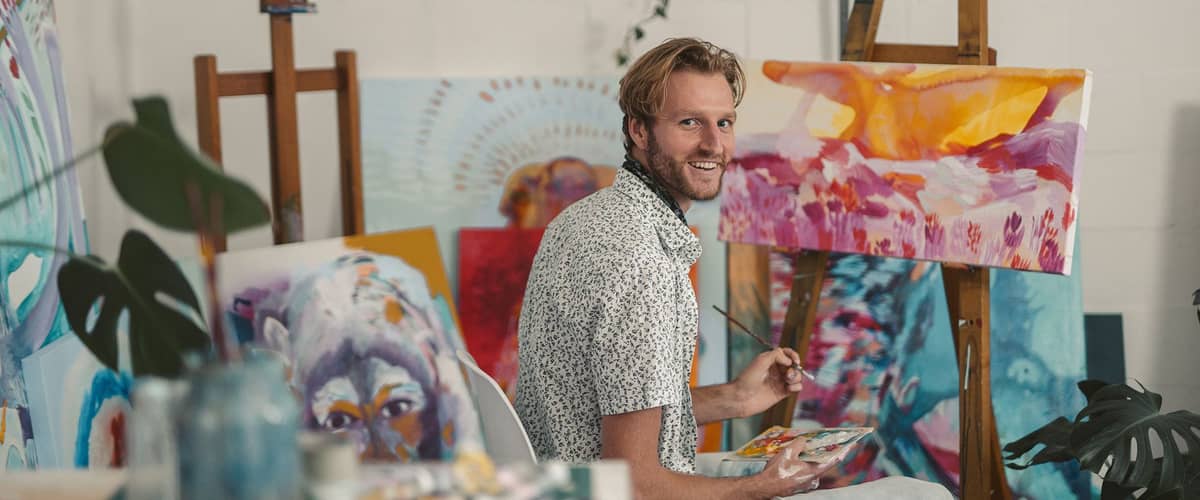 Künstler zwischen eigenen Kunstwerken