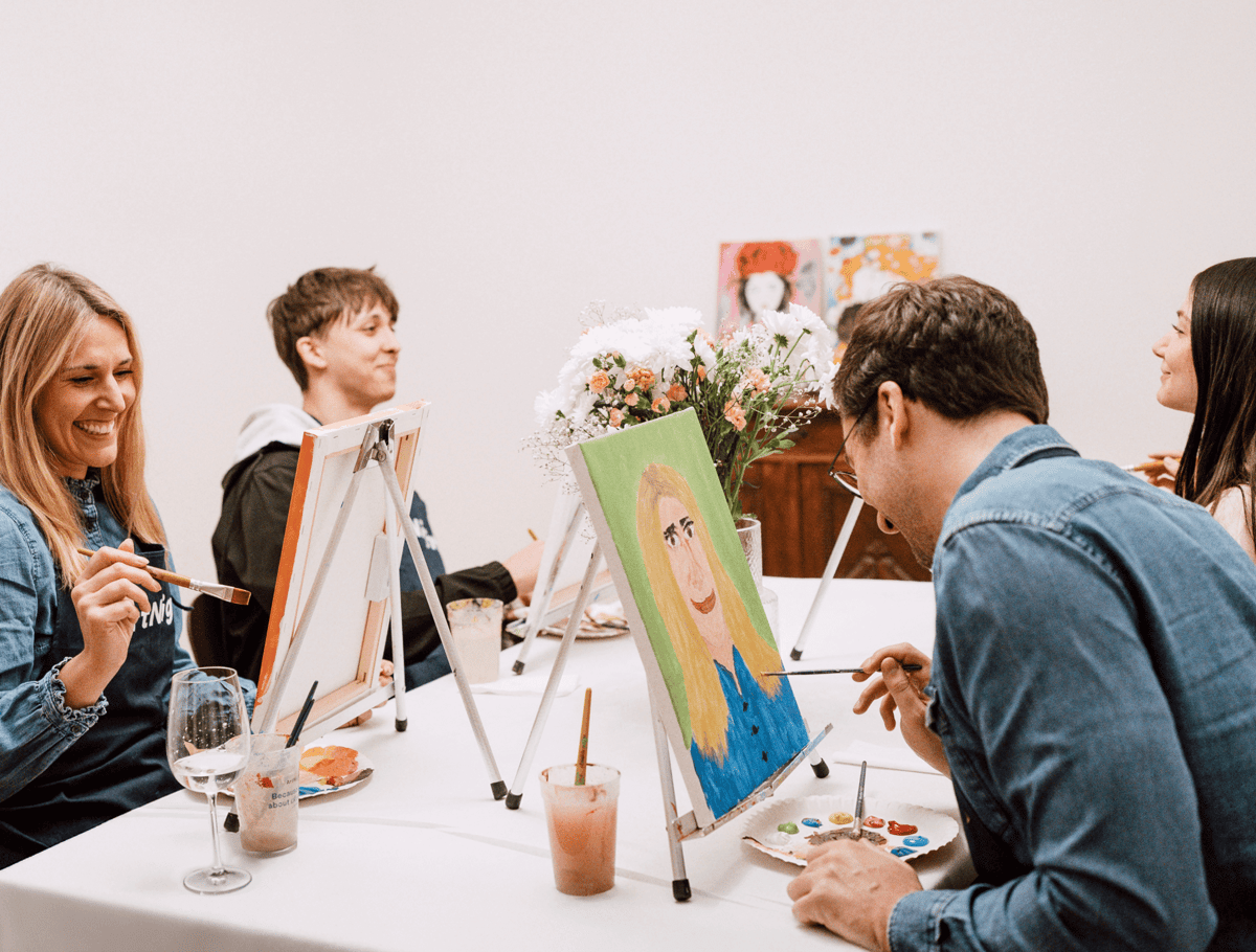 glückliche Paare, die ArtNight erleben: Paint Your Partner