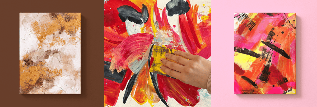Drei abstrakte Gemälde: strukturierte Brauntöne, eine Handmalerei in kräftigen Rot- und Gelbtönen und leuchtende Pink- und Orangetöne, alle auf verschiedenfarbigen Hintergründen.
