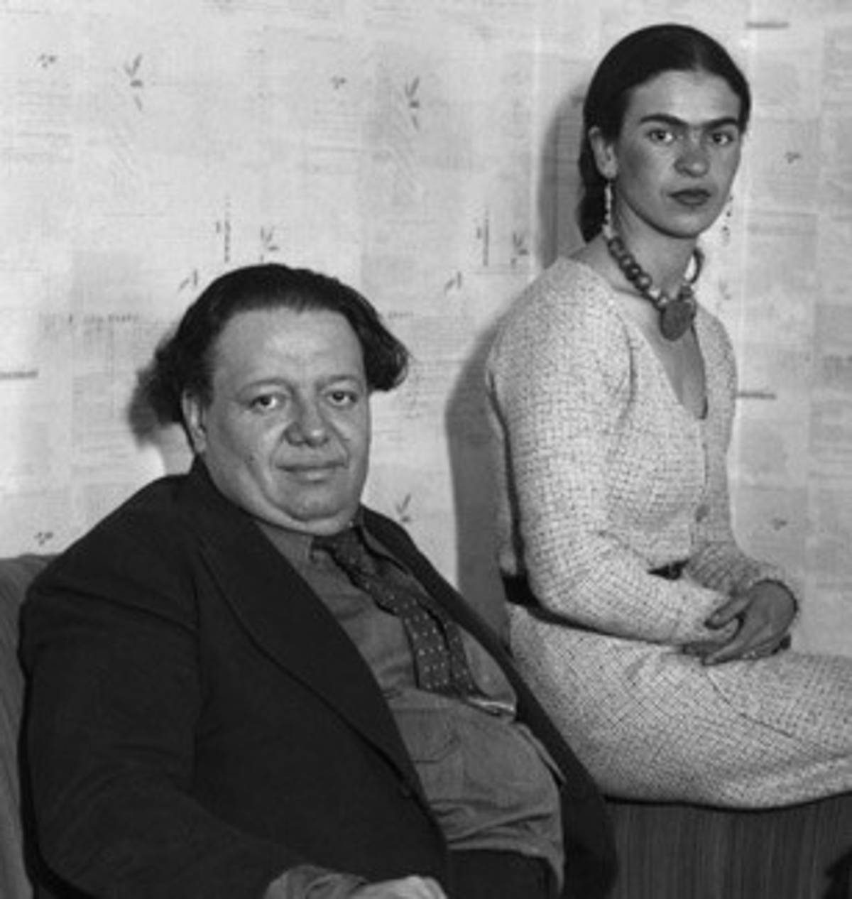 Frida Kahlo sitzt neben Diego Rivera