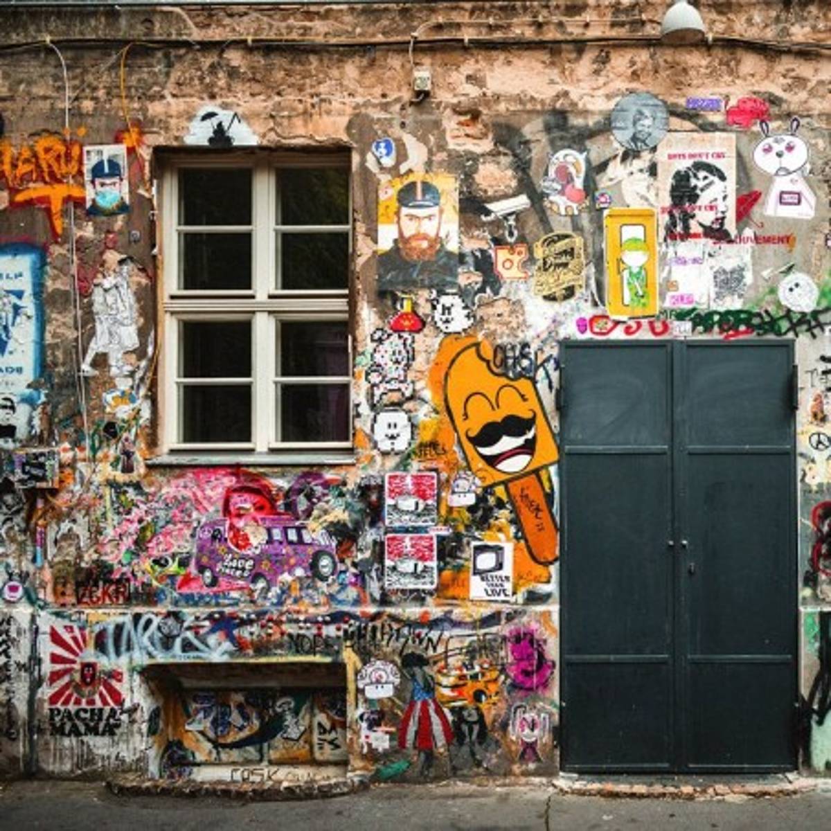 Bunte Streetart an einer Hauswand Bunte Streetart an einer Hauswand
