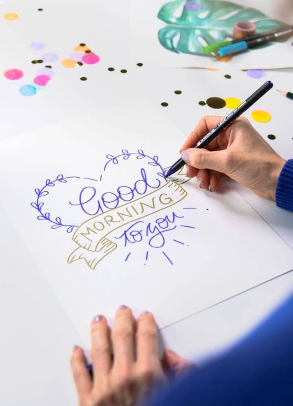 Ein schöner Handlettering-Schriftzug wird auf einem Blatt vorgenommen Ein schöner Handlettering-Schriftzug wird auf einem Blatt vorgenommen