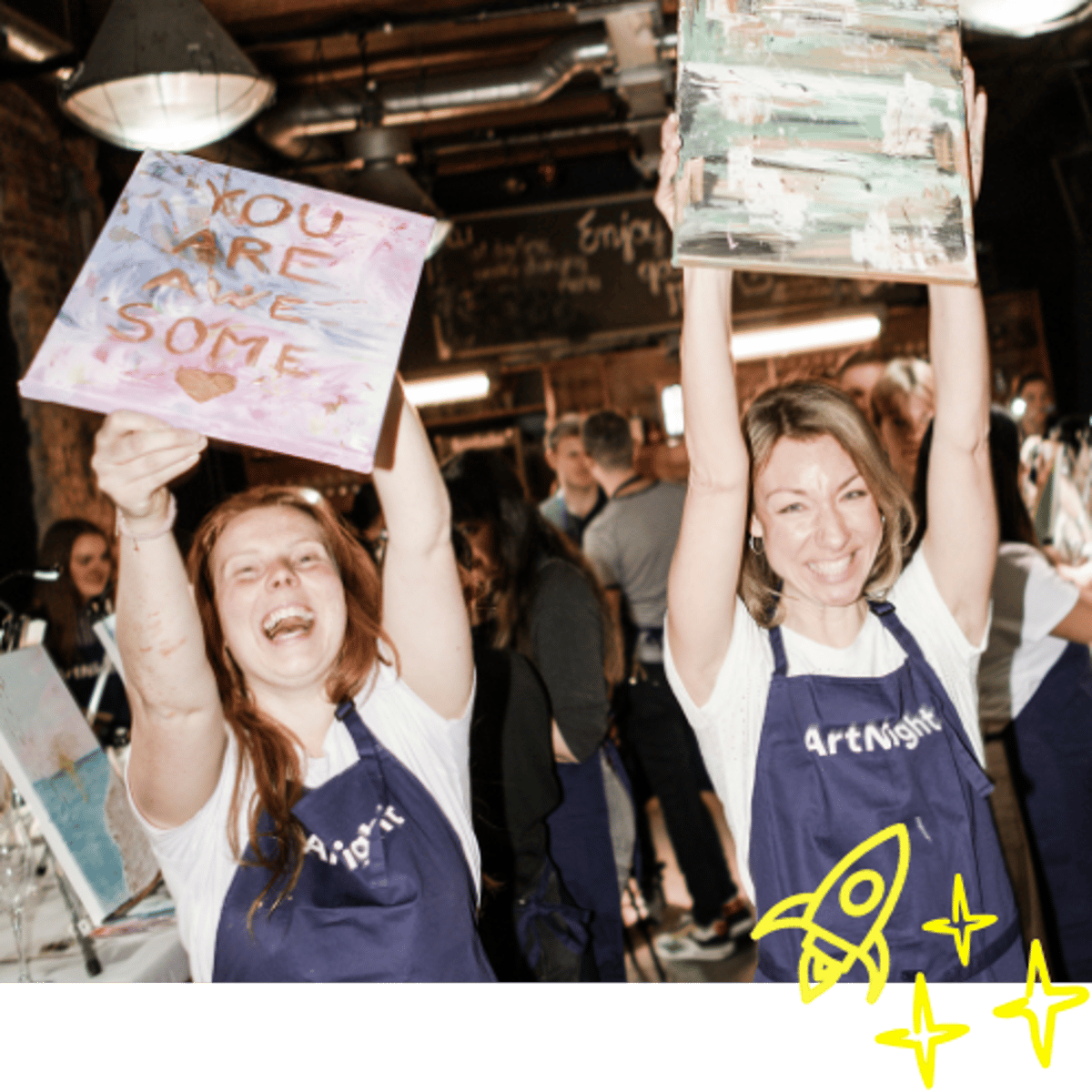 Zwei glückliche ArtNight-Teilnehmer zeigen stolz ihre Kreationen.