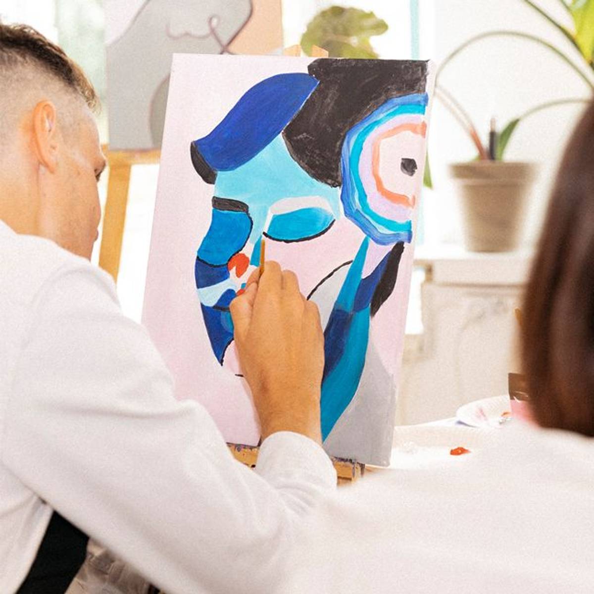 Ein abstraktes kreatives Portrait wird gemalt