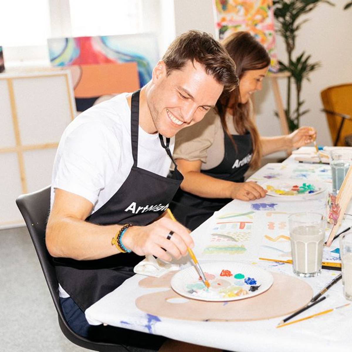Menschen werden bei einer ArtNight kreativ