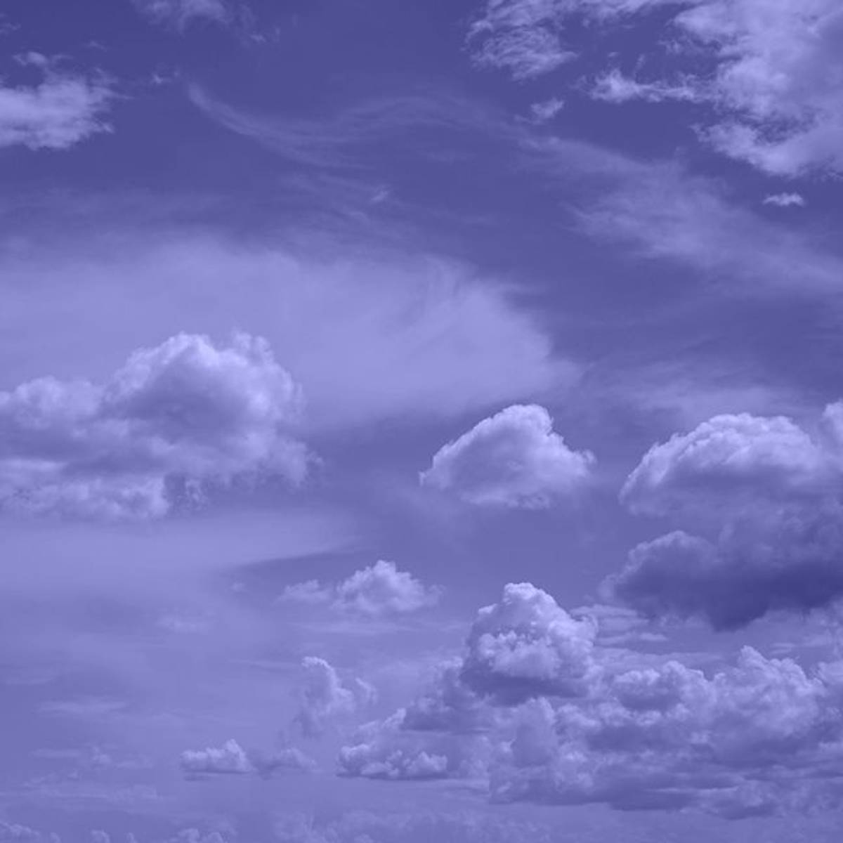 Wolken mit Very Peri Farbe
