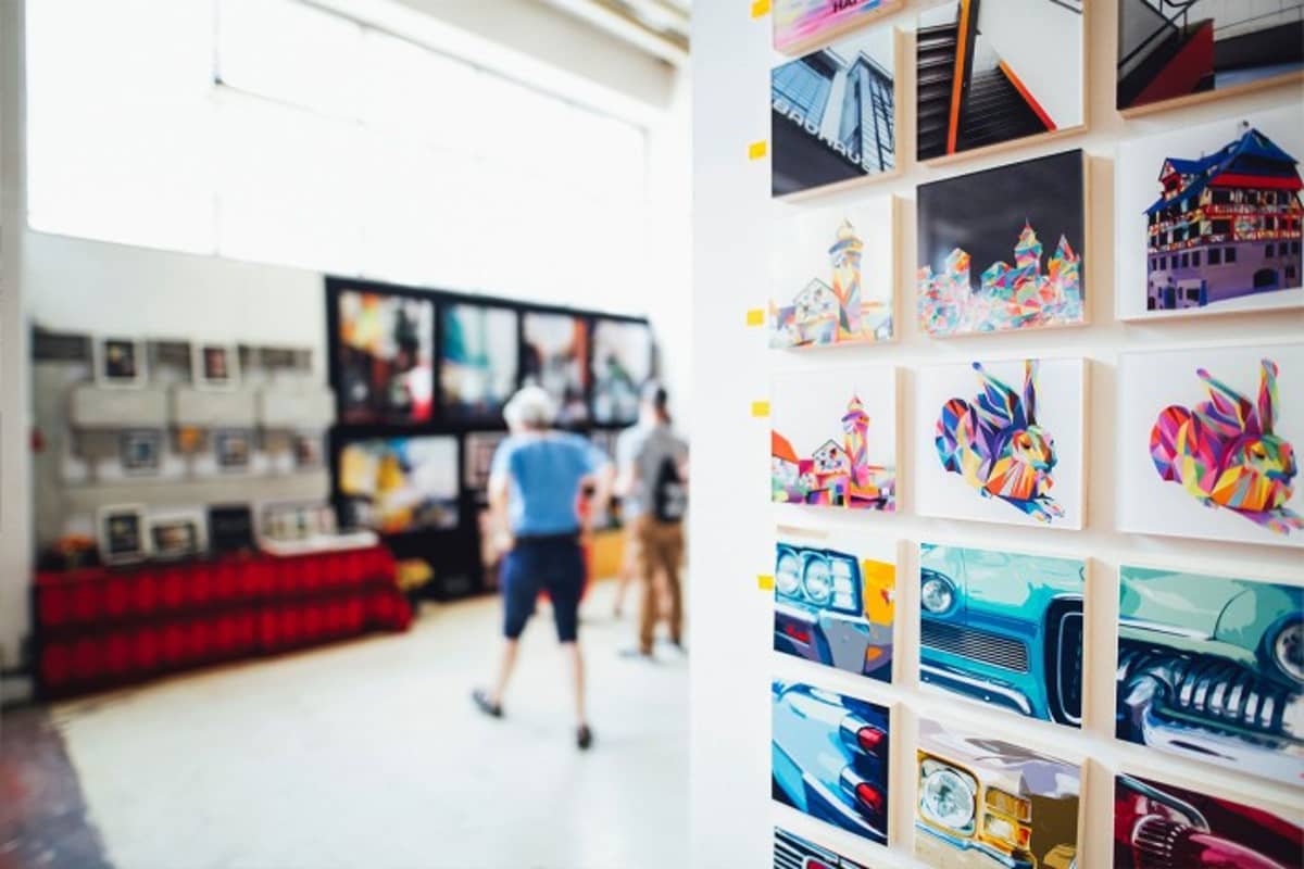 Eine Bildergallerie mit Besuchern