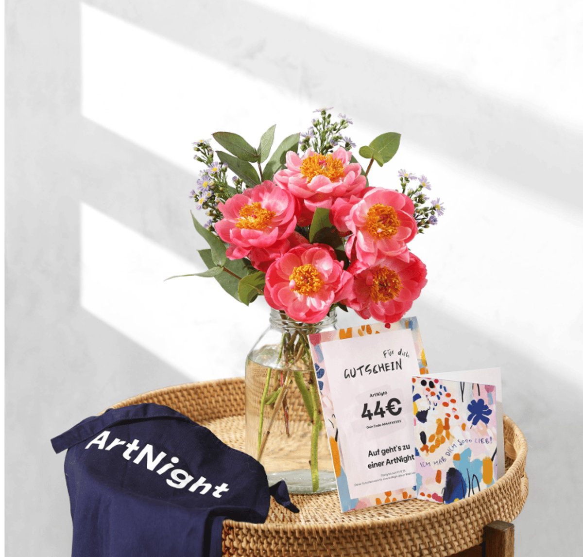 Das perfekte Geschenkset zum Muttertag: Blumenstrauß, ArtNight Gutschein & Schürze