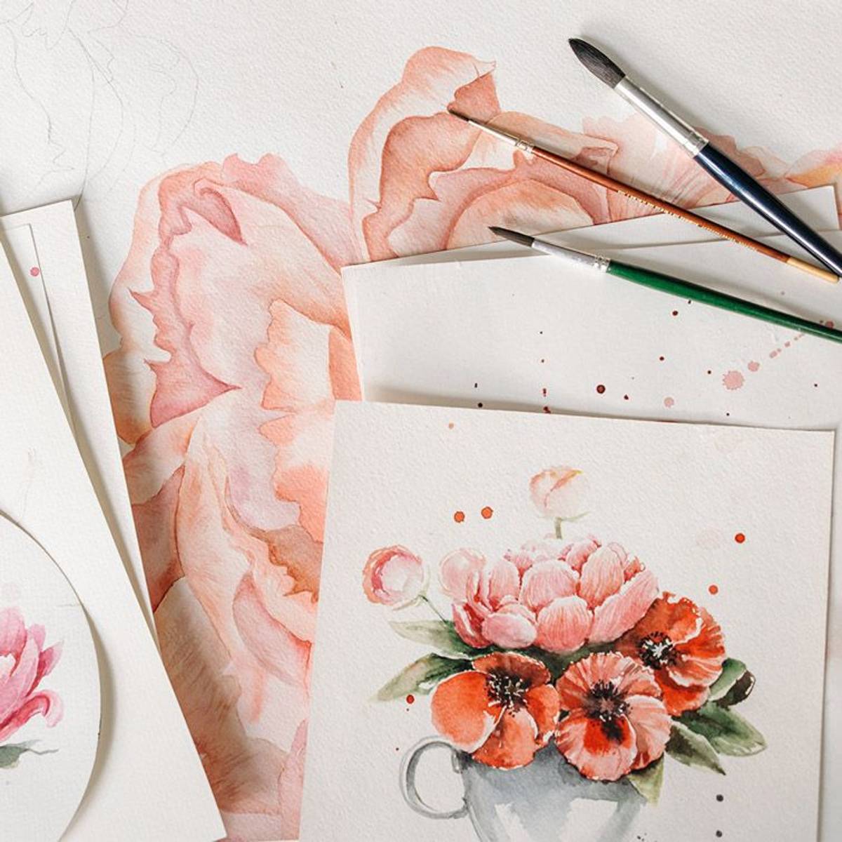 Aquarell Blumen und Pinsel auf einem Tisch