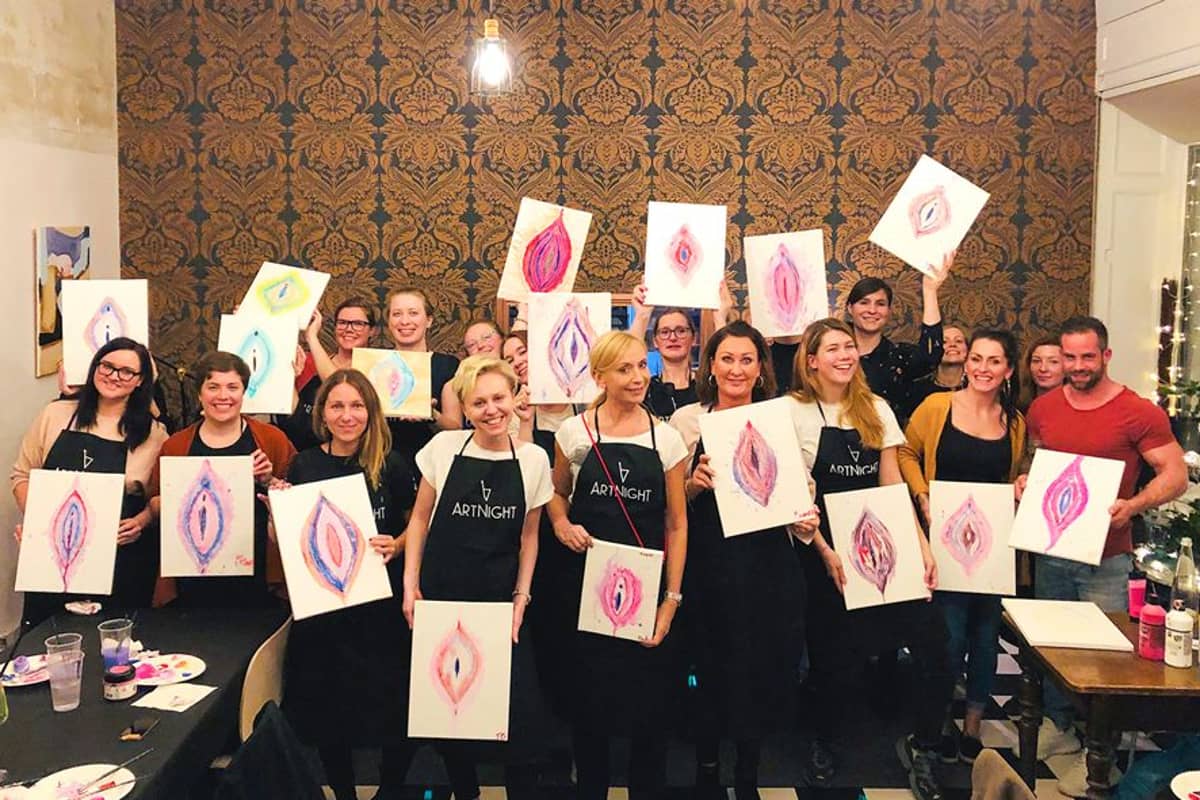 Menschengruppe mit Vulva Paintings