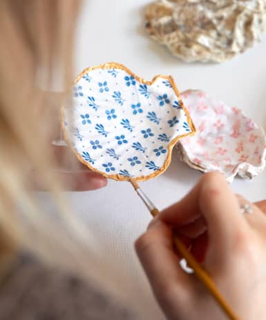 carousel-item-The Art of Oyster Painting & Decoupage