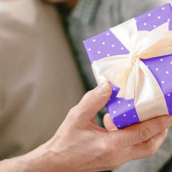 Ein Geschenk wird überreicht