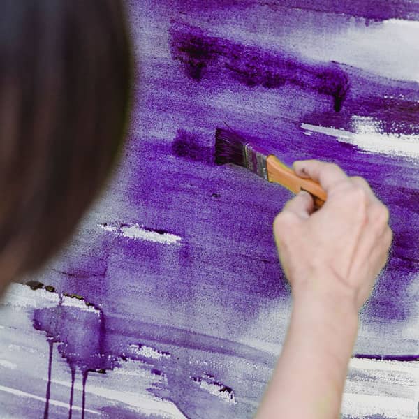 Lila wird auf Leinwand aufgetragen Lila wird auf Leinwand aufgetragen