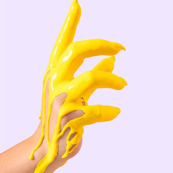 Hand in gelbe Farbe eingetaucht Hand in gelbe Farbe eingetaucht