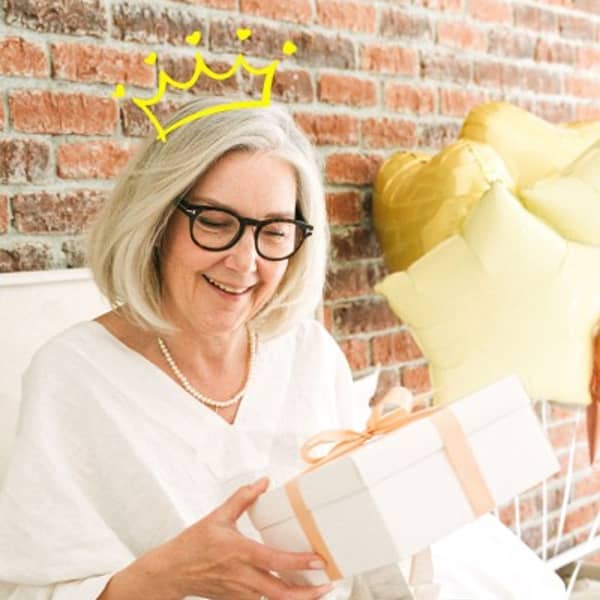 Eine Oma freut sich über ein Geschenk Eine Oma freut sich über ein Geschenk
