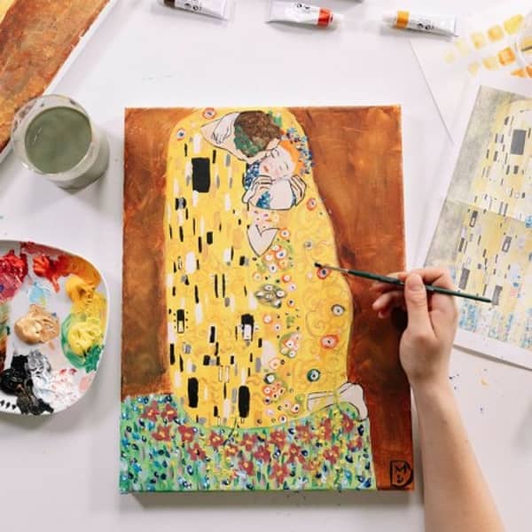 Klimts Kuss wird auf einem Tisch nachgemalt Klimts Kuss wird auf einem Tisch nachgemalt