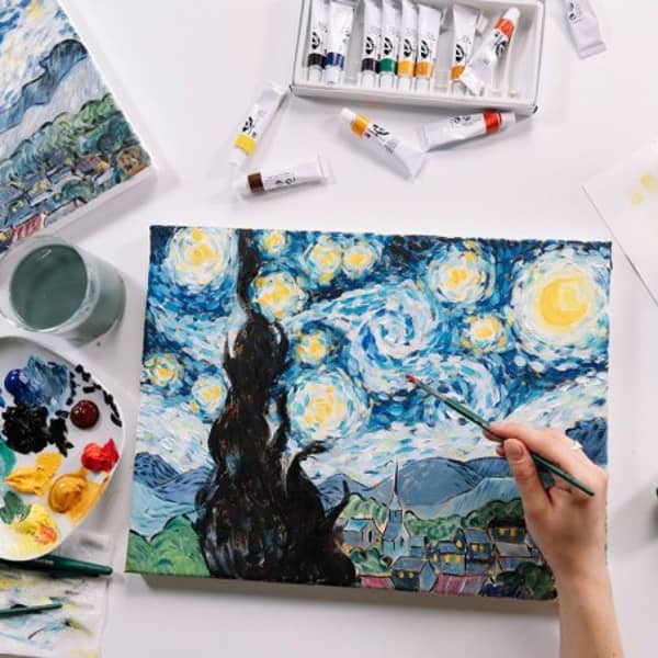 Van Goghs Sternennacht mit Farbtuben auf einem Tisch Van Goghs Sternennacht mit Farbtuben auf einem Tisch