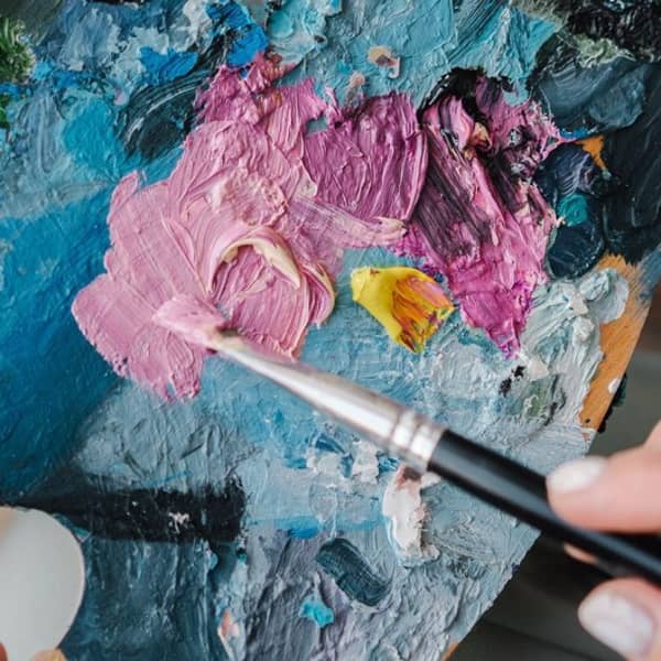 dicke Farbe auf einer Palette wird für die Impastos-Technik vorbereitet dicke Farbe auf einer Palette wird für die Impastos-Technik vorbereitet