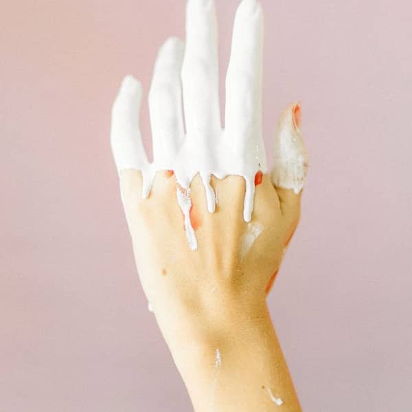 Weiße Farbe auf einer Hand Weiße Farbe auf einer Hand