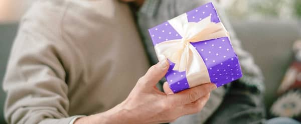 Ein Geschenk wird überreicht