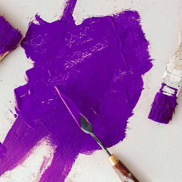 Lila Farbe mit Spachtel auf Leinwand verteilt