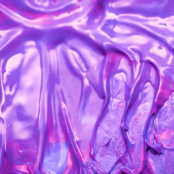 Lila Farbe dick aufgetragen