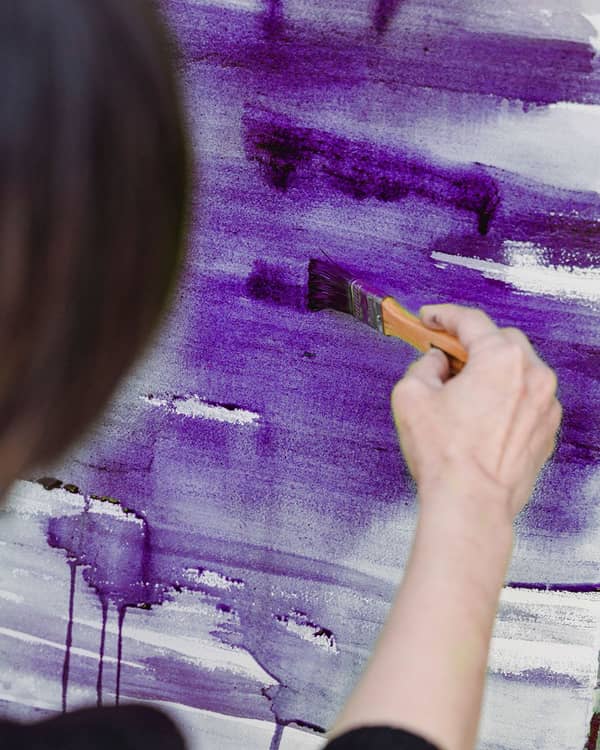 Lila wird auf Leinwand aufgetragen