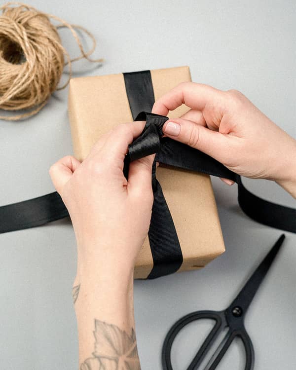 Ein Geschenk wird zugeschnürt