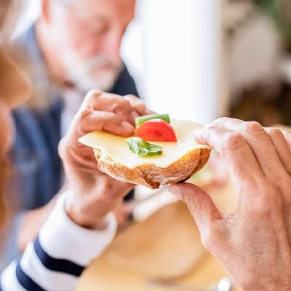 Es wird bei einer Verkostung etwas probiert