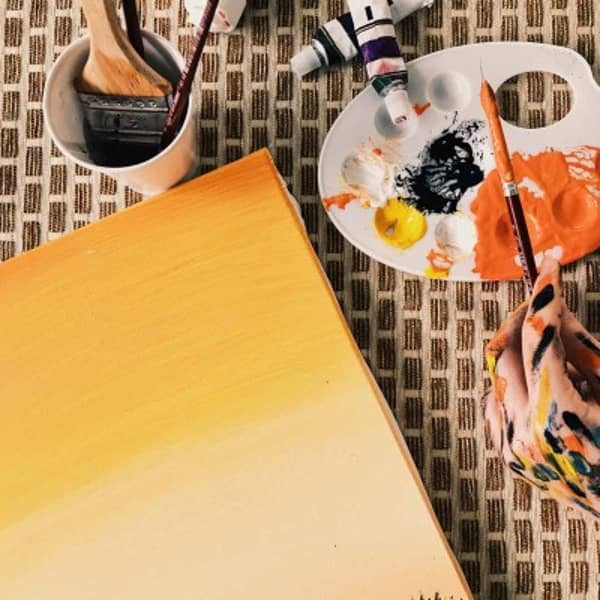 Orange wird auf einer Leinwand aufgetragen