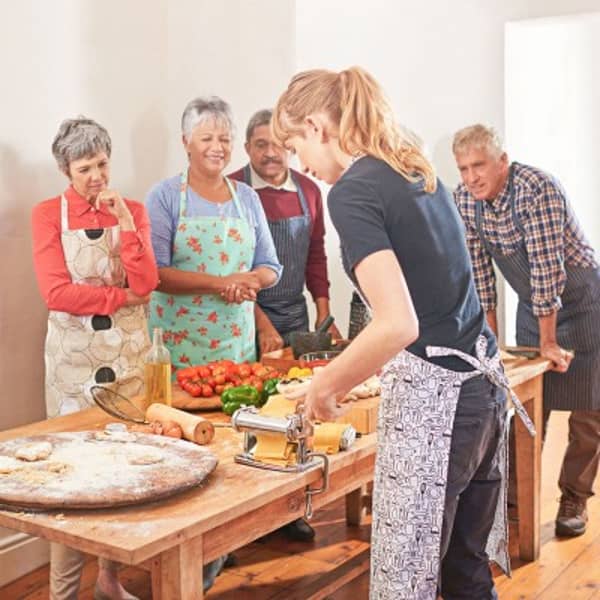 Die Leiterin eines Kochkurses führt Großeltern ein