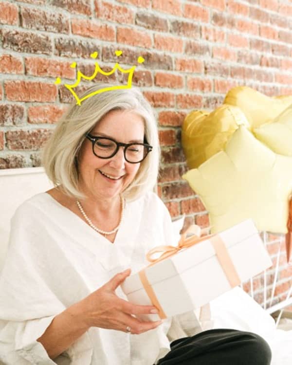 Eine Oma freut sich über ein Geschenk