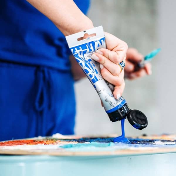 blaue Acrylfarbe auf Tapete