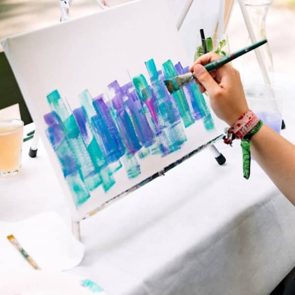 Blaue und Violette Acrylfarben auf einer Leinwand