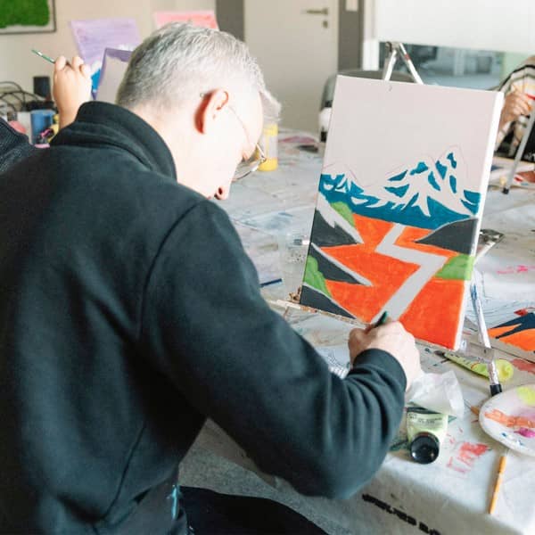 Ein Teilnehmer malt bei einer ArtNight ein Bild