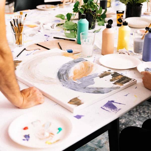 Bild auf einem Tisch bei einem intuitiven Malkurs