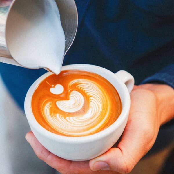 Eine Tasse Kaffee wird mit Barista verfeinert