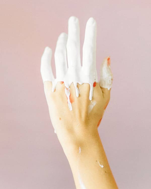 Weiße Farbe auf einer Hand