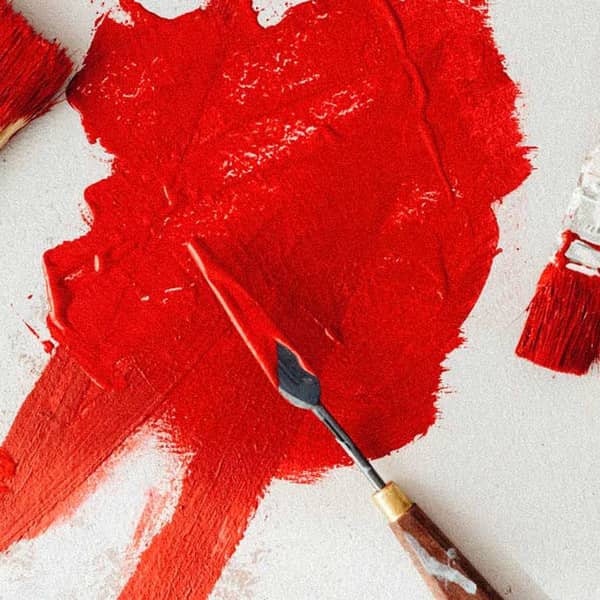 dicke rote Farbe mit Malspachtel aufgetragen