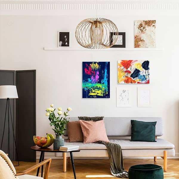 Wand mit aufgehängten Bildern